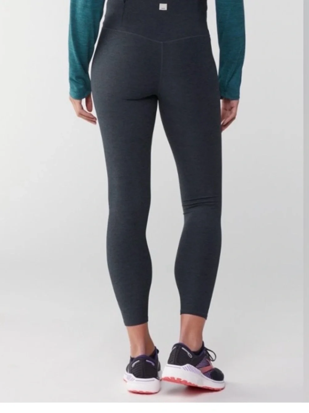 Vuori Clean Elevation Leggings in Midnight Heather- new condition - Picture 4 of 7